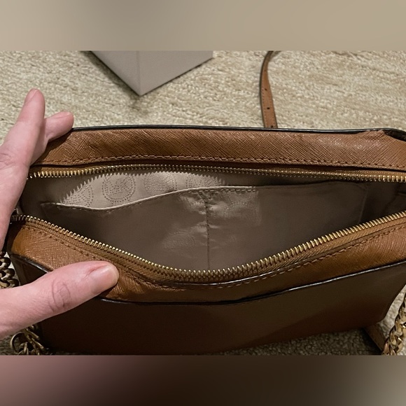 FREE w/ PURCHASE from my closet Michael Kors Jet Set Large Saffiano Cross body - Picture 6 of 11